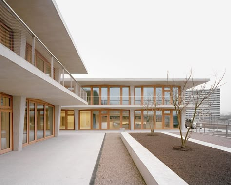 https://divisare.com/projects/413138-sylla-widmann-architectes-rasmus-norlander-yves-andre-public-facilities-in-the-eco-district-of-les-vergers-in-meyrin?utm_campaign=journal&utm_content=image-project-id-413138&utm_medium=email&utm_source=journal-id-237#lg=1&slide=4 Architectural References, Facade Ideas, Arch Ideas, University Architecture, Kindergarten Design, Skyscraper Architecture, Architecture Design Drawing, White Building, Natural Ventilation