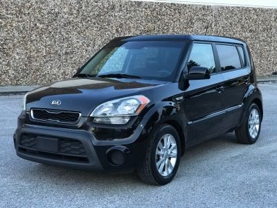 Small Kia Car, 2013 Kia Soul, Cars For Teenagers Black, Black Kia Soul, Small Cars For Teens, Kia Soul Aesthetic, Cube Car, Kia 2017, Clown Car