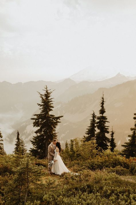 12 Epic Mountain Wedding Venues in Washington State | Claudia Noelle Photography - Seattle Wedding Photographer Washington State Photoshoot, Washington State Engagement Photos, Elopement Washington State, Wedding Washington State, Wedding Venues Washington State, Mountain View Weddings, Mountain Photoshoot, Washington Mountains, Forest Wedding Venue