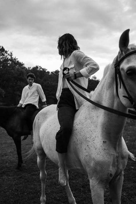 Photo Idea With Horse, Horse Riding Couple Aesthetic, Couple With Horse, Horse Riding Photography, Horses Black And White, Horseback Riding Aesthetic, Wedding Horses, Horse Couple, Horsey Life