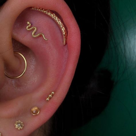 Snake Ear Piercing, Minimal Ear Piercings, Ear Project, Piercing Flat, Ear Styling, Bar Piercing, Constellation Piercings, Piercings Ideas, Flat Piercing