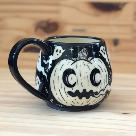 Pottery Mugs Painting Ideas, Color Me Mine Halloween Ideas, Spooky Pottery Painting Ideas, Ceramic Painting Halloween, Cute Halloween Ceramic, Halloween Pottery Mug Ideas, Spooky Mug Ideas, Creepy Mugs, Halloween Mugs