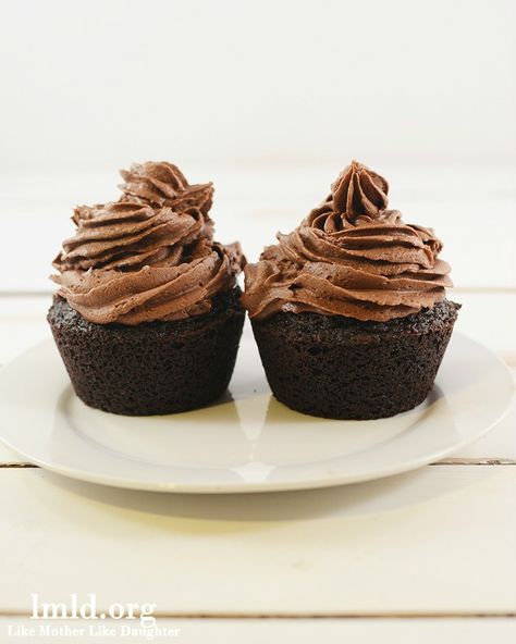 This chocolate cupcake recipe makes just 2 perfect and delicious cupcakes for you to indulge your sweet tooth! Cupcakes For Two, Cooking For 2, Cupcake Recipes Chocolate, Dessert For Two, Recipes For Two, Single Serving, Cooking For Two, Chocolate Craving, Cooking For One