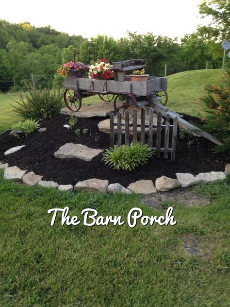 Wagon Garden Decor, Outdoor Farm Landscaping, Wagon Landscaping Ideas, Outdoor Wagon Decor Front Yards, Primitive Garden Ideas Rustic, Garden Wagon Ideas, Farm Wagons Front Yards, Farm Wagon Decorating Ideas, Vintage Wagon Ideas