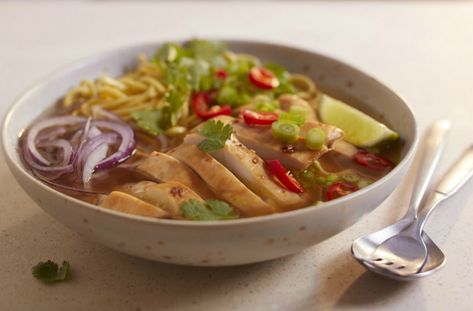 A quick and easy chilli chicken ramen recipe from Gousto's Wagamama recipe collection. Serve up this delicious comfort meal the whole family will love. Wagamama Recipe, Cooking Ramen, Ramen Dish, Gousto Recipes, Ramen Soup Recipes, Chicken Ramen Recipe, Easy Chilli, Ramen Japanese, Week Meals