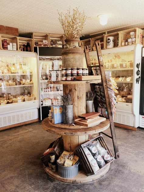 Rustic Shop Interiors Store Displays, Vintage Market Booth Walls, Neighborhood Grocery Store, Retail Store Shelf Display Ideas, Small Store Front Design, Free Standing Retail Display, Meat Market Design Ideas, Cute Market Display, Rustic Retail Display