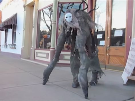 This woman's Halloween costume transformed her into a terrifying 4-legged monster — and you can make it at home Terrifying Halloween Costumes, Stilt Costume, Spirit Costume, Terrifying Halloween, Handmade Halloween Costumes, Halloween Costumes To Make, Halloween Creatures, Diy Halloween Games, Spooky Things