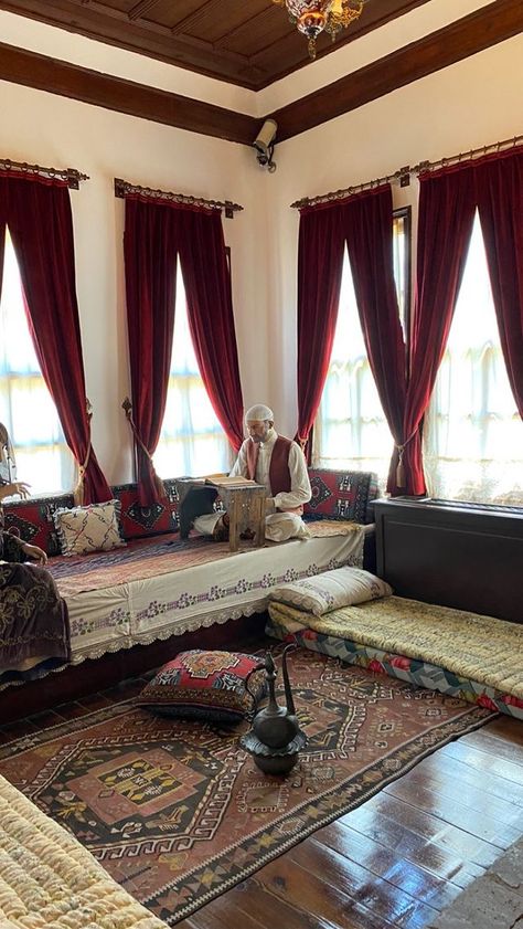 Turkish House Interior, Balkan House, Living Room For Men, Middle Eastern Decor, Floor Sitting, Ethnic Decor, House Inside, Architect House, House Room