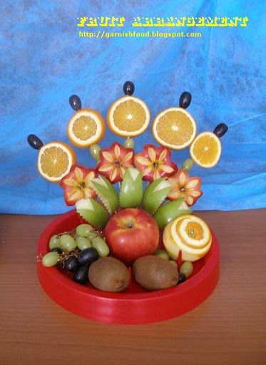 it doesn't get any easier than this. Looks great. Vegetable Arrangements, Salad Decoration, Fruit Bouquet, Food Garnish, Fruit Ideas, Fruit Trays, Fruits Decoration, Fruit Creations, Snack Platter