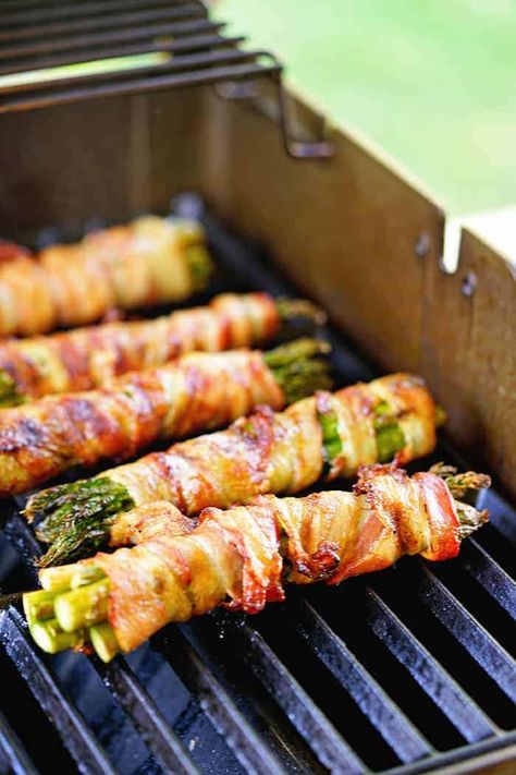 Grilled Bacon Wrapped Asparagus - Pampered Chicken Mama: Raising Backyard Chickens Asparagus Wrapped In Bacon, Grilled Bacon Wrapped Asparagus, Asparagus Wraps, Grilled Asparagus Recipes, Wrapped Asparagus, Asparagus Bacon, Bacon On The Grill, Wrapped In Bacon, Bacon Wrapped Asparagus