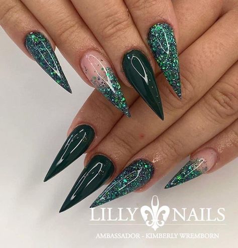 Winter Stiletto Nails, Nails Ideas Stiletto, Nail Art Stiletto, Summer Stiletto Nails, Acrylic Nails Stiletto, Stilleto Nails Designs, Emerald Nails, Nails With Glitter, Green Acrylic Nails