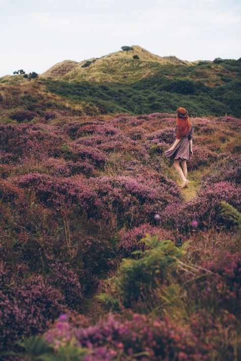 Portrait Photoshoot Ideas, Scottish Folklore, 2019 Fashion Trends, Early Spring Flowers, A Clothes Horse, Fairycore Cottage, Cottage Aesthetic, Purple Heather, Ginger Girls