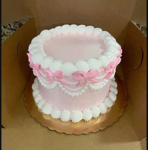 Simple But Pretty Birthday Cakes, Simple Cute Cakes Birthdays, 21st Cake Ideas Simple, Girly Pink Cake Ideas, Cute Rectangle Cake Ideas, Pink Birthday Cake Decorations, Croquette Birthday Cake, Birthday Cake Mom Elegant, Diamond Shaped Cake