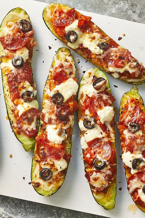 Turkey pepperoni, olives and diced tomato fill these stuffed zucchini boats. Ricotta and melted mozzarella cheese make this a fun twist on pizza without all the carbs. #dinner #dinnerideas #supperideas #dinnerrecipes #healthydinnerideas #healthydinnerrecipes #healthyrecipes Zucchini Pizza Boats, Optavia Hacks, Pizza Boats, Sommer Mad, Zucchini Pizza, Turkey Pepperoni, Zucchini Casserole, Zucchini Pizzas, Stuffed Zucchini