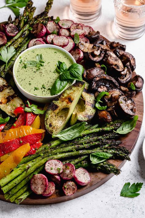 easy vegan grilled vegetable platter recipe (with cashew goddess sauce!) | 10 minutes to prep this easy vegan grilled vegetable platter recipe (with cashew goddess sauce!). the best vegan grilled recipe that EVERYONE will love! #playswellwithbutter #grilledvegetableplatter #grilledveggies #grilledvegetables #easygrilledvegetables #easyvegetarianrecipe #easyveganrecipe #dairyfree #plantbasedrecipes