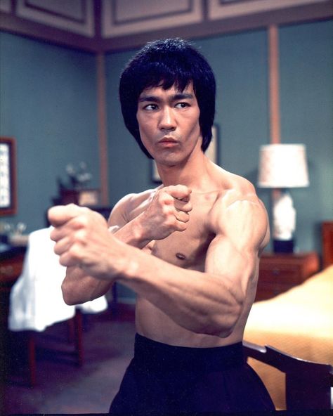 Bruce Lee Workout, Bruce Lee Pictures, Bruce Lee Martial Arts, Martial Arts Instructor, Bruce Lee Photos, Jeet Kune Do, Brandon Lee, Enter The Dragon, Martial Artists