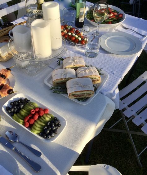 Diner en Blanc pretty sandwiches Diner En Blanc Food Ideas, Pretty Sandwiches, Catering Appetizers, Food Ideas Recipes, White Party Theme, White Dinner, Dinner Party Recipes, Dinner Themes, Birthday Food