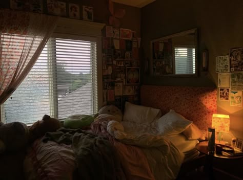 Comfy Vibes Bedroom, Closet Bedroom Aesthetic, Rainy Day Bedroom Aesthetic, Messy Organized Room Aesthetic, Comfy Bedroom Ideas Cozy Beds, 1980s Bedroom Aesthetic, Attic Bedroom Aesthetic, 90s Home Aesthetic, Dream Rooms Cozy