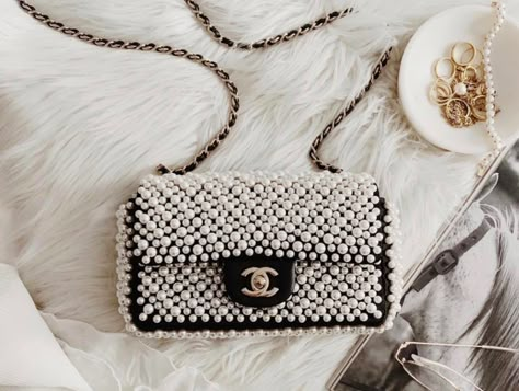 Pearl-studded bags!  Loving all of these bags Chanel Pearl, Chanel Cruise, Chanel Pearls, Bag Obsession, Classic Flap Bag, Studded Bag, Diane Kruger, Pearl Bag, Luxury Purses