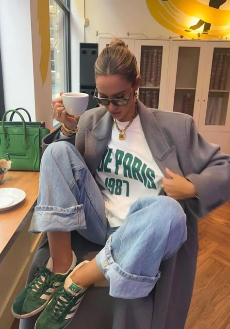 undefined Looks Adidas, Adidas Samba Outfit, Trainers Outfit, Outfit Elegantes, Sneaker Outfits Women, Samba Outfit, Skandinavian Fashion, Inspo Looks, Green Sneakers