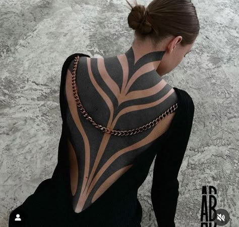 Black Out Tattoo Women, Women Blackout Tattoo, Abstract Back Piece Tattoo, Back Blackout Tattoo, Bodysuit Tattoos Women, Blackout Back Tattoo, Heavy Black Tattoo, Thumb Tattoos Side, Abstract Back Tattoo