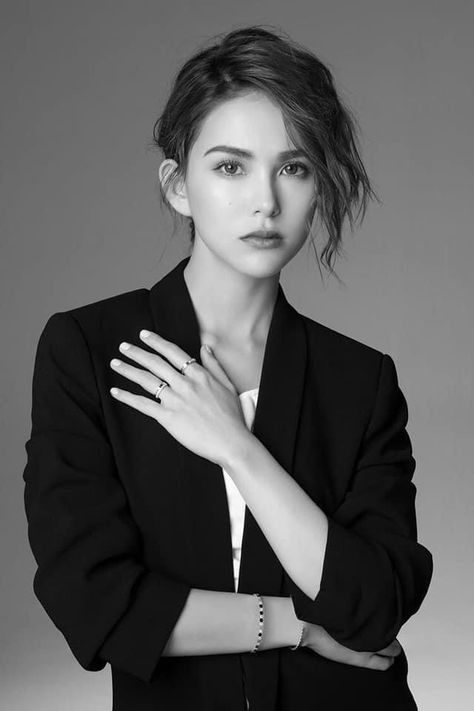 Portrait Photo Original, Hannah Quinlivan, Black Dp, Professional Headshots Women, قلادات متدلية, Pose Portrait, Beauty Video Ideas, Headshots Women, Headshot Poses