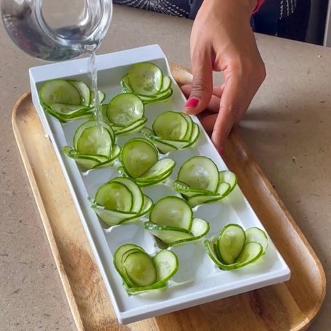 Home Hacks: How To Set Aesthetic Fruity & Floral Ice Cubes Fun Ice Cube Ideas, Decorative Ice Cubes Ideas, Pretty Ice Cubes, Flavoured Ice Cubes, Gourmet Ice Cubes, Ice Molds Ideas, Ice With Flowers Inside, Holiday Ice Cubes, Ice Cube Aesthetic