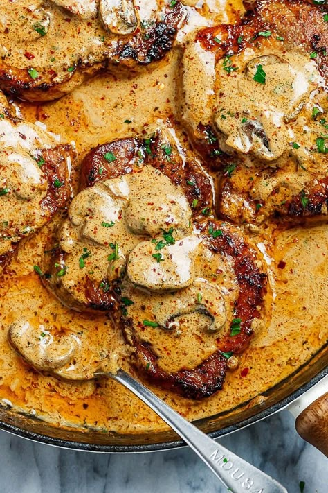 Garlic Pork Chops in Creamy Mushroom Sauce - #eatwell101 #recipe #pork #dinner #mushroom - A quick dinner with a ton of flavor! Perfect for any night of the week. - #recipe by #eatwell101® Garlic Pork Chops, Seared Pork Chops, Pork Chop Dinner, Pork Chop Recipes Baked, Creamy Mushroom Sauce, Pork Dinner, Clam Recipes, Pork Ham, Creamy Mushroom