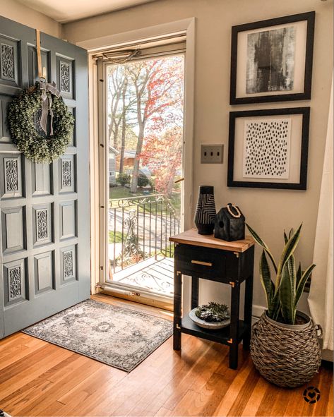 Mudroom Entryway Ideas, Foyer Wall Decor, Mudroom Entryway, Casa Country, Foyer Lighting, Entryway Ideas, Farmhouse Decor Living Room, Entry Way, Living Room Inspo