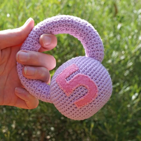 Crochet Kettlebell: A free crochet pattern from The Artful Pea #crochet #diy #babyrattle #babygifts #babyshower #babydiy Crochet Kettlebell Pattern Free, Crochet Barbell Pattern Free, Dumbell Crochet Pattern, Crochet Fitness Ideas, Crochet Dumbbell Pattern Free, Crochet Gym Accessories, Gym Crochet Ideas, Crochet Weights, Crochet Dumbbell