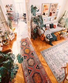 What is Boho Style Home Decor? - A Complete Guide Florida Boho Home, Jan Skacelik, Lots Of Plants, Hiasan Bilik Tidur, Bohemian Interior Design, Hello Friday, Deco Boheme, Bohemian Interior, Bohemian Living Room