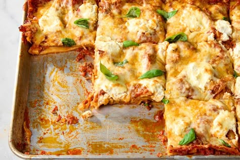 The best sheet pan dinner ever. Sheet Pan Lasagna, Pan Lasagna, Lasagna Casserole, Traditional Lasagna, Pan Recipe, Salmon Potato, Classic Lasagna, Lasagna Pasta, Lunch Appetizers