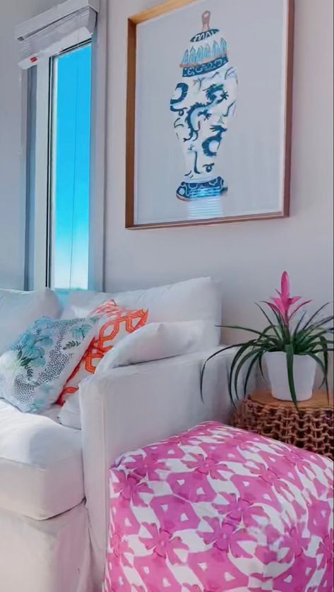 Preppy Home Decor, Preppy Apartment, Blue And Gold Bedroom, Sleepover Room, Funky Room, Preppy House, Pretty Vibes, Bedroom Coastal, Night Activities