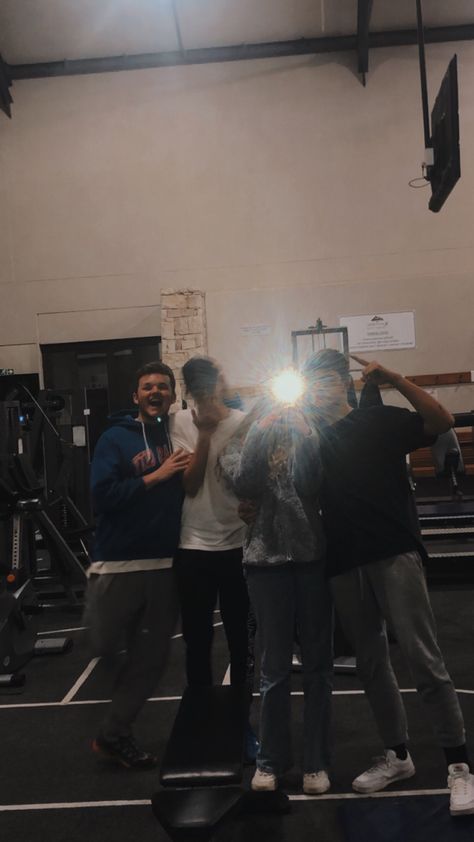 #friends #gym College Gym, Gym Buddies Aesthetic, Gym Group Photo, Gym Best Friends, Gym Friends Pictures, Gym With Friends, Gym Buddies, Gym Friends, Gym Bro Aesthetic