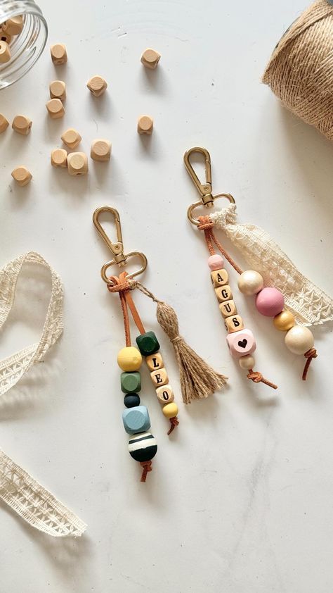 Key Rings Diy, Diy Crafts Keychain, Feather Crafts Diy, Feather Crafts, Candle Packaging, Bag Patterns To Sew, Diy Keychain, Beaded Accessories, Christmas Crafts Diy