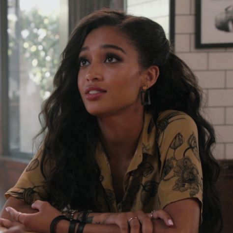 Samantha Logan Icons, Samantha Logan Aesthetic, Samantha Logan, Olivia Baker, Y2k Hairstyles, American Hairstyles, Smells Like Teen Spirit, Old Faces, Romantic Drama