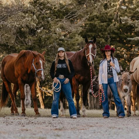 Best Friend Photoshoot Ideas, Horse Picture Ideas, Friend Photoshoot Ideas, Rodeo Pictures, Western Photo Shoot, Horse Photo Shoot, Country Friends, Ranch Wife, Punchy Outfits