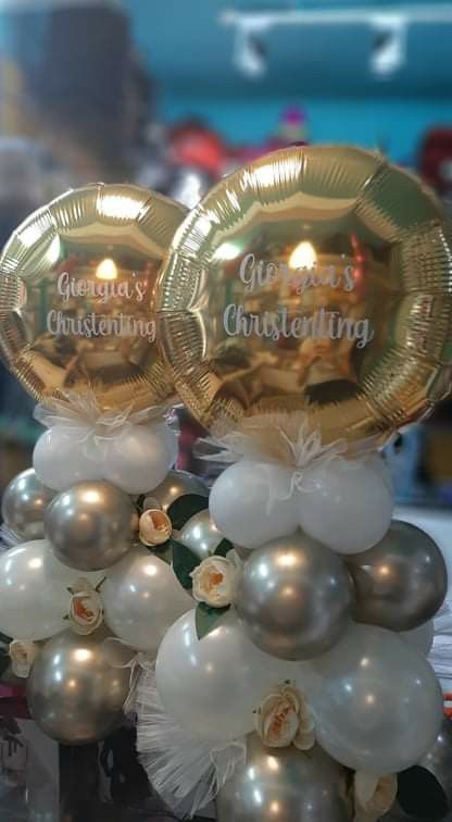 A twin set of table top balloon decorations for a Christening party. Table Top Balloon Decorations, Christening Balloon Decorations, Table Top Balloon Centerpieces, Christening Balloons, Christening Decorations, Balloon Designs, Tabletop Design, Balloon Background, Christening Party