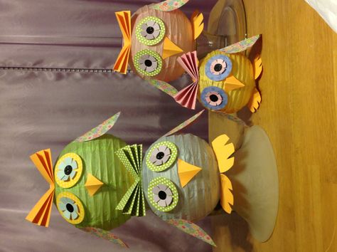 Made from paper lanterns. 3d Owl Crafts, Paper Lantern Beehive, Owl School Decoration, Paper Lantern Owl, Lantern Crafts For Kids, Owl Decorations For Birthday, Owl Lantern, Lantern Crafts, Flower Crafts Kids