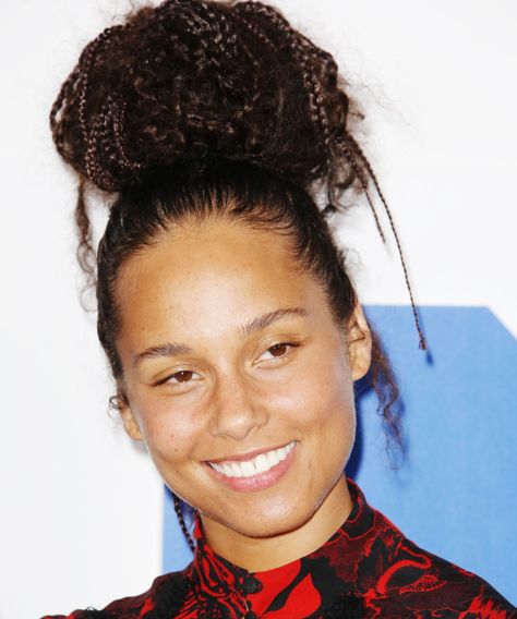 Why I Am Not Inspired By Celebs Who Go Makeup-Free Makeup Free Face, Natural Beauty No Makeup, Natural Face No Make Up, Well People Makeup, Bare Face Aesthetic, Bare Face Makeup, Alicia Keys No Makeup, Bare Makeup, No Makeup Look