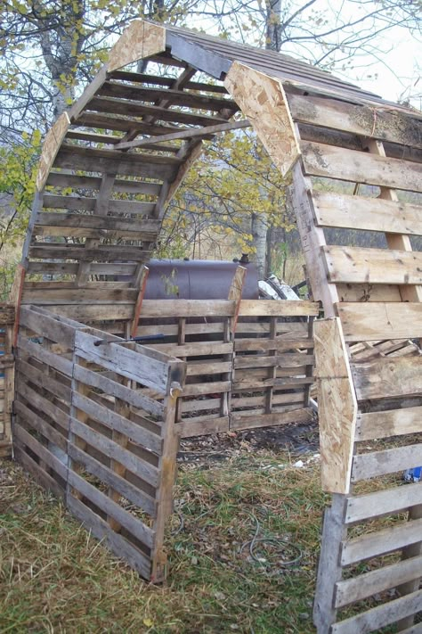 Pallet Shed Plans, Pallet Barn, Outdoor Pallet Projects, Pallet Building, Goat House, Diy Wood Pallet Projects, Pallet Shed, Pallet House, Farm Projects