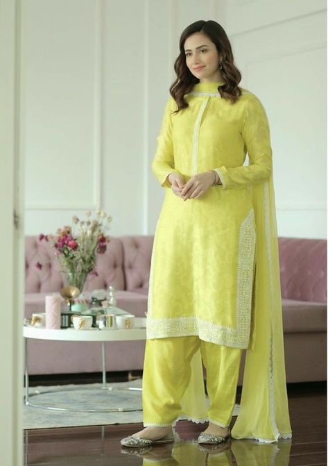 Plazzo Kurti Designs Latest With Dupatta, Duppata Designer, Lace Suit Design, Sana Javed, Simple Dress Pattern, Lace Suit, Ladies Suits, Pakistani Dresses Casual, Salwar Kamiz