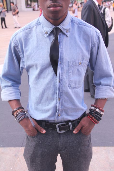 Tie Excuses - Tie Tucked Inside Light-Wash Denim Shirt (needs Clean fold peek pocket sqaure) Denim Aesthetic, Jean Hat, Shirt And Tie, Dream Fashion, Denim Shirts, Tie Men's, Cool Fashion, Light Wash Denim, Looks Style