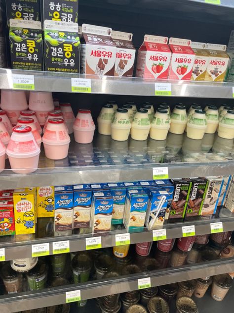 Korean Convience Store Food, Convenience Store Aesthetic, Korean Grocery, Store Aesthetic, Food Japan, Almond Breeze, Eclectic Aesthetic, Asian Snacks, Junk Food Snacks