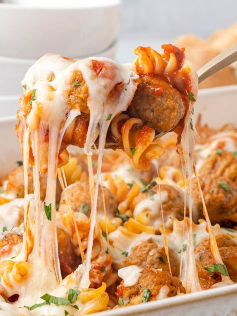 Dump and Bake Meatball Casserole is only 6 ingredients and you don't even have to boil the pasta before! Quick to make with frozen meatballs. Dump Casseroles, Pasta And Meatballs, Meatball Casserole Recipe, Pineapple Teriyaki, Smores Cookie, Oatmeal Balls, Dump And Bake, Cranberry Turkey, Meatball Dinner