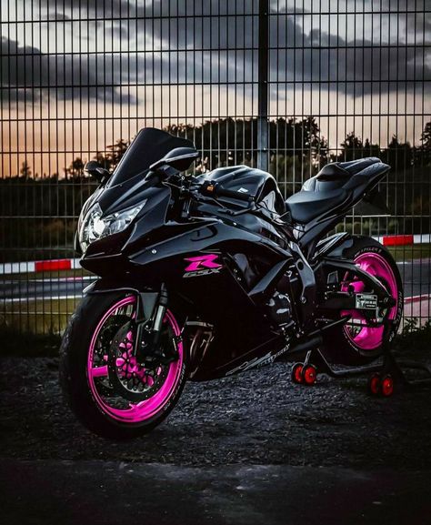 Motorcycles For Women, Moto Rose, Bikes For Women, Purple Motorcycle, Women Riders, Pink Motorcycle, Female Motorcycle Riders, Big Girl Toys, Image Moto