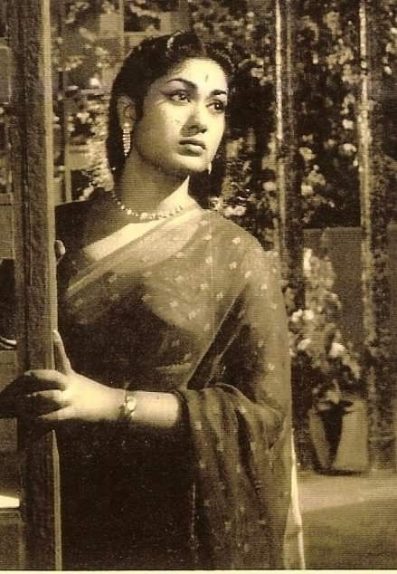 Savithri Actress, Nadigayar Thilagam, Mahanati Savitri, Old Film Stars, Desi Love, Film World, Bollywood Cinema, Retro Looks, Retro Images