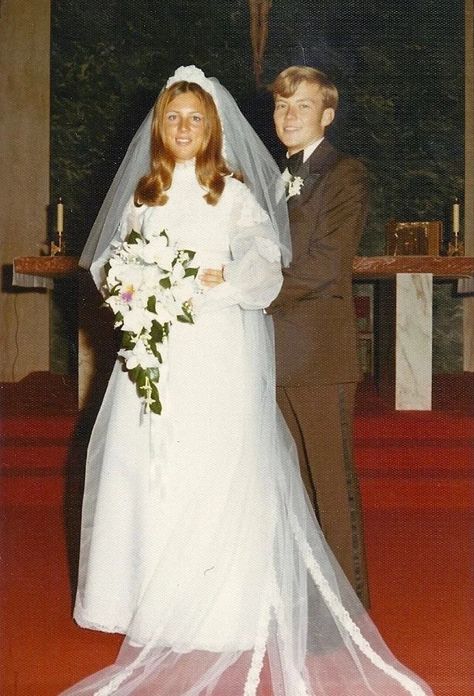 32 Cool Photos Show What Weddings Looked Like in the 1970s ~ Vintage Everyday 1970’s Wedding Dress, Vintage Wedding Dress 1970s, Wedding Dresses 70s, 70s Wedding Dress, 1970s Wedding Dress, Mori Lee Wedding Dress, 70s Wedding, 1970s Wedding, Bridal Gowns Vintage