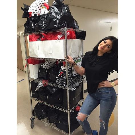 Pin for Later: Kylie Jenner's Big Birthday Weekend Was Filled With Love and Gifts Kylie's Turn to Give Back Malu Trevejo Outfits, Style Kylie Jenner, Jenner Girls, Kylie Jenner Photos, Trajes Kylie Jenner, Kylie Jenner Pictures, Estilo Kylie Jenner, Kylie Jenner Look, Robert Kardashian