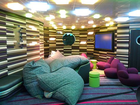 Lounge furniture - Soft furniture Disney Cruises Vibe teen club Mini Hangout Room, Basement Teenage Hangout, Teenager Hangout Room Ideas, Small Hangout Room Ideas, Teen Hangout Space, Teenage Hangout, Teen Lounge Rooms, Teen Club, Teen Hangout Room